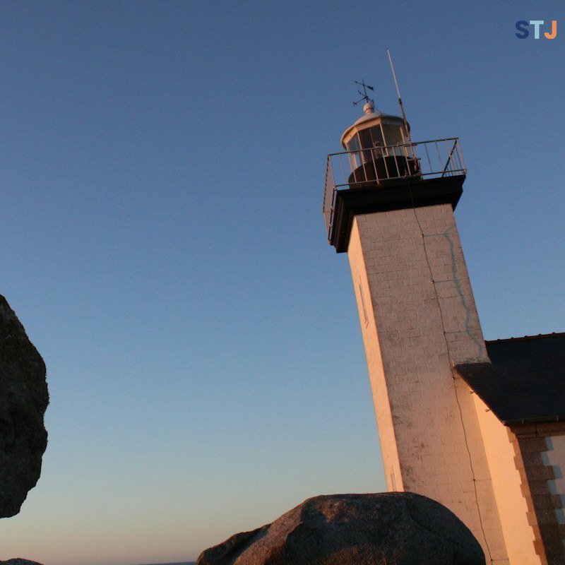 Fotografiar faros y temporales en Costa da Morte: equipo, seguridad, encuadres y horas mágicas